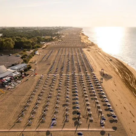 Villa Terraced House With Private Garden In